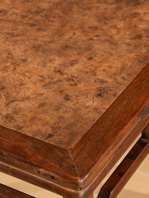 清早期	黄花梨镶瘿木劈料罗锅枨圆包圆方桌 商品图3