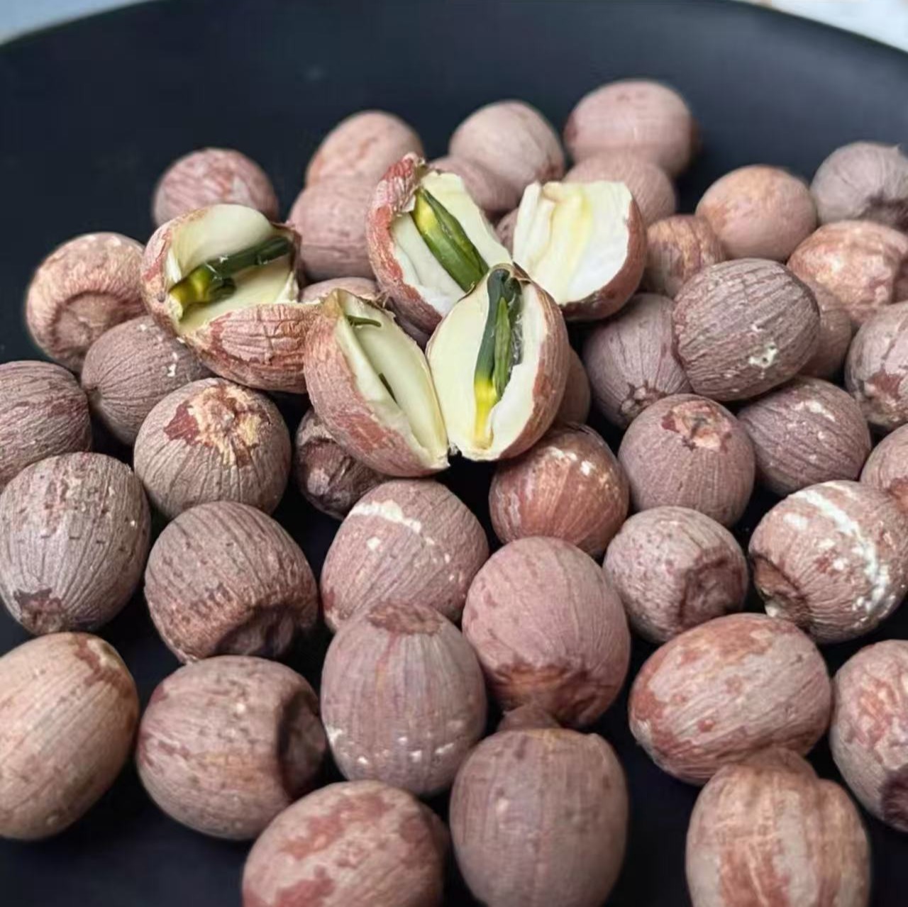 【台源乌莲】传统加工经“七晒七蒸”，鲜莲采摘后带壳蒸煮锁住营养，再反复晾晒使种皮自然变黑，全程无硫熏，保留90%以上活性成分，搭配银耳、百合炖煮，可形成“天然保湿剂”，带芯，口感粉糯略带一丝丝微苦哦。
