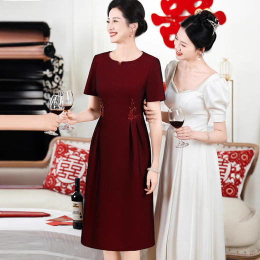 TQ8857 2025春新款妈妈装 腰部压褶钉珠酒红喜婆婆婚庆婚宴礼服 商品图3