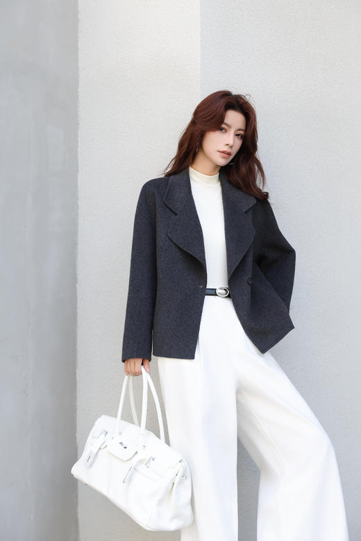 伯妮斯茵 | 轻奢高级感 翻领落肩双面呢外套 羊毛羊绒面料 侧扣设计 休闲通勤款 SZ6A15 月魄色 双面呢羊绒羊毛外套  澳洲羊毛的肌理裹着羊绒的暖，经典版型，舒适自在，基础百搭款式，优雅不过时 商品图2