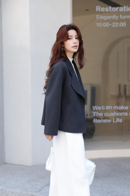 伯妮斯茵 | 轻奢高级感 翻领落肩双面呢外套 羊毛羊绒面料 侧扣设计 休闲通勤款 SZ6A15 月魄色 双面呢羊绒羊毛外套  澳洲羊毛的肌理裹着羊绒的暖，经典版型，舒适自在，基础百搭款式，优雅不过时 商品图5