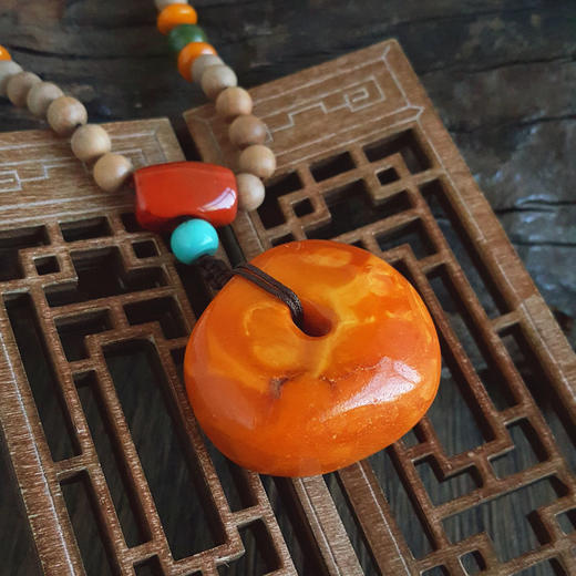 【天然正品】天然收藏级无杂裂满蜜鸡油黄随形平安扣老蜜蜡配南红玛瑙单珠项链40.5*35.5*20.0MM（皆取最大值）链长：40.5CM中性281125NJM01 商品图6