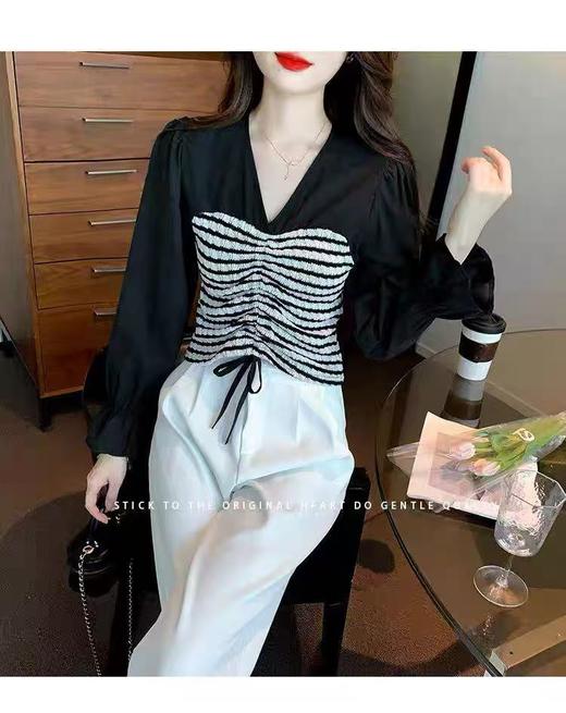 【清仓价】不参与退换 -v领条纹拼针织短款小衫-喜出 商品图0