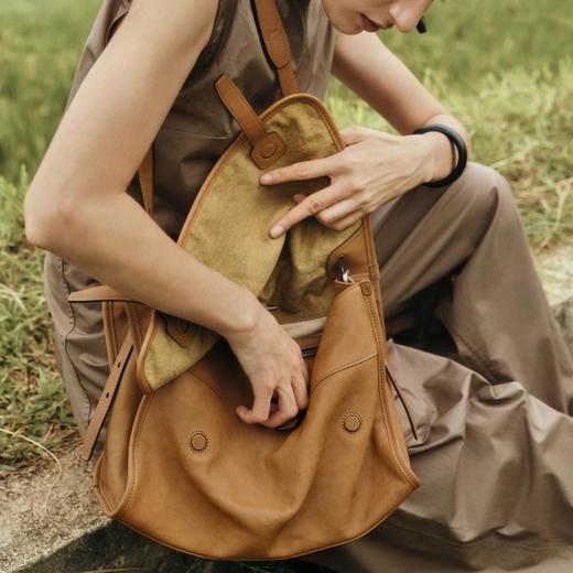 老米优品🎈代工厂直发！《 裘真植鞣小山牛皮复古邮差包》无性别松弛感！大容量 通勤复古休闲 单肩斜挎邮差包 商品图1