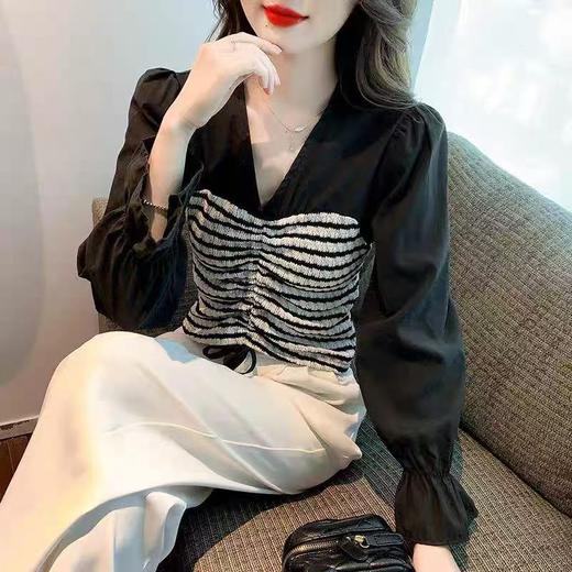 【清仓价】不参与退换 -v领条纹拼针织短款小衫-喜出 商品图1