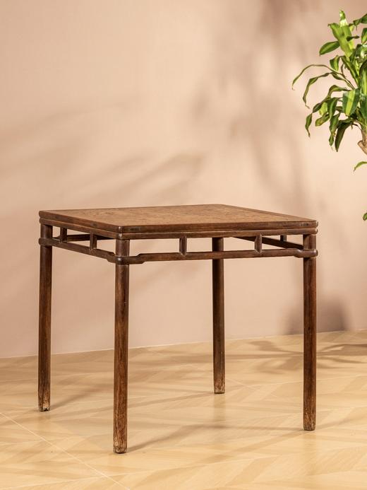 清早期	黄花梨镶瘿木劈料罗锅枨圆包圆方桌 商品图0