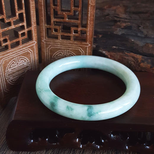 【天然正品】A货翡翠天然细腻圆条飘蓝花细豆种55.5号翡翠手镯55.5号（皆取最大值）女士280325AH59特价：680 商品图6