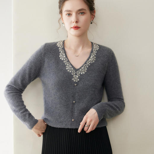 「自」全新升级【铂金会员422/天猫569/差价147】(23147)洛诗琳重工镶钻羊绒上衣2025秋冬气质V领显瘦针织毛衣女 商品图3