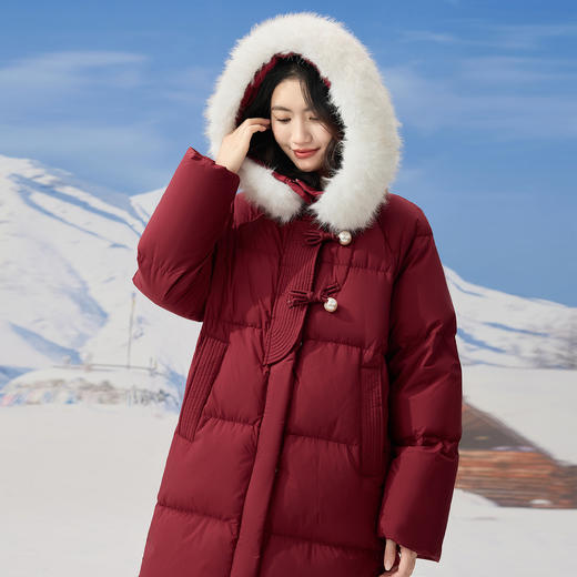 【年终特卖】熙世界红色长款羽绒服女冬季2025新款可脱卸大毛领白鸭绒保暖外套 商品图4