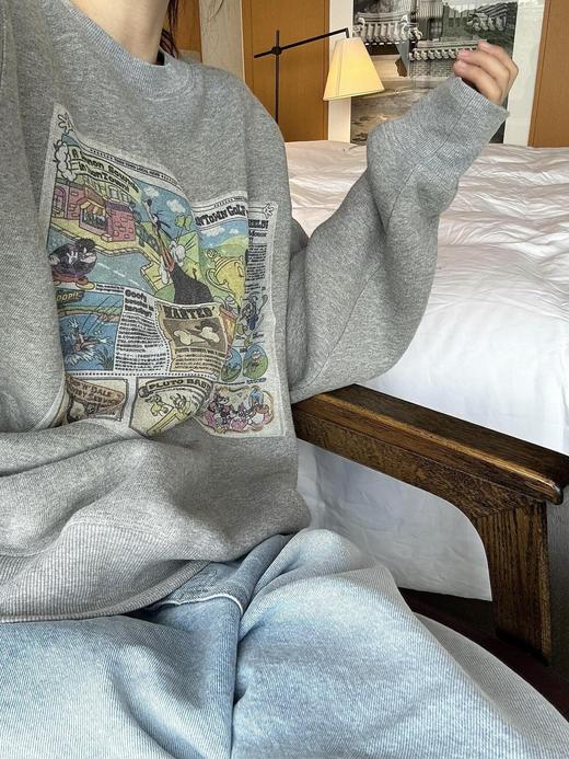 一店k （降温大福利！420g加绒加厚！）美式复古小小拿捏住了🏉！画报迪士尼米奇经典古早味太浓了！搭配基础黑灰色系底色氛围感拉满！宽松廓形报纸印花加绒圆领卫衣 商品图1