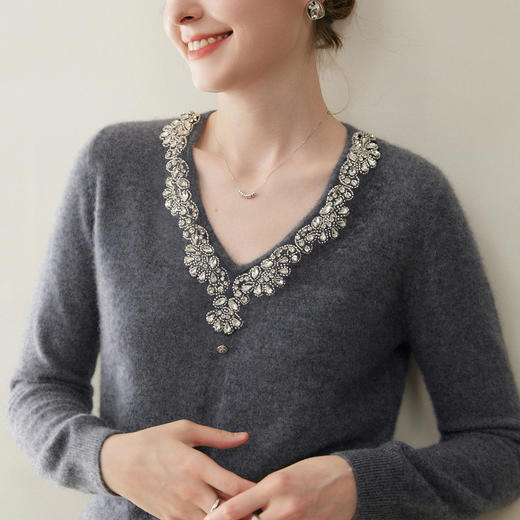 「自」全新升级【铂金会员422/天猫569/差价147】(23147)洛诗琳重工镶钻羊绒上衣2025秋冬气质V领显瘦针织毛衣女 商品图2