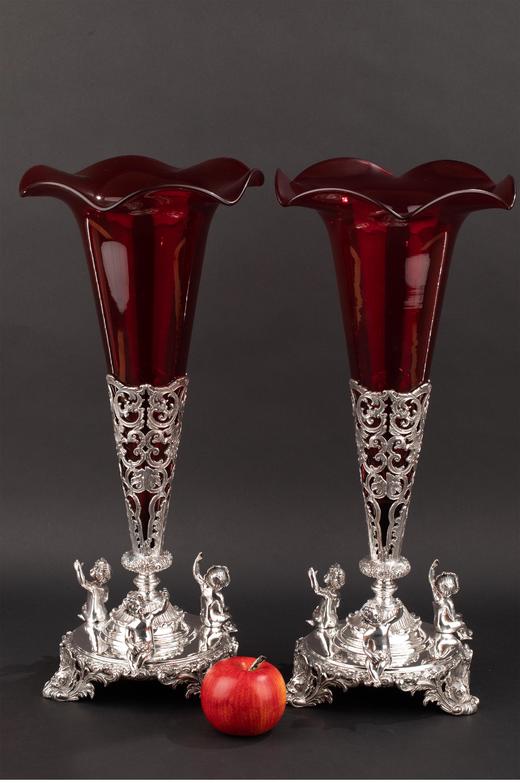 独角鹿西洋古董1920-1930年代英国出品小天使主题镀银精雕镶嵌暗红玻璃花瓶一对 商品图1