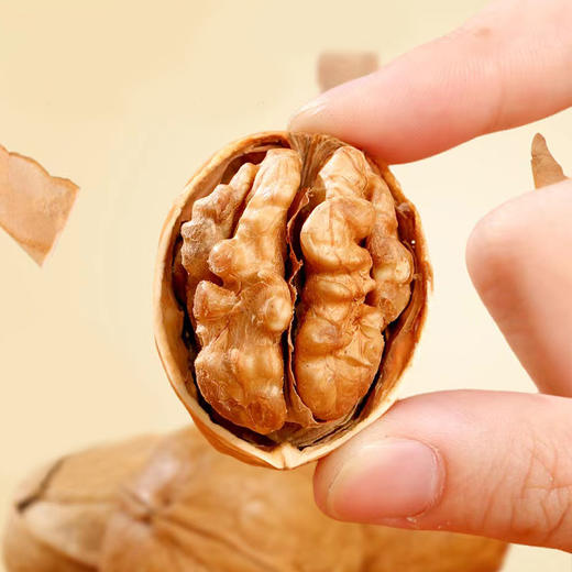 【阿康】185蛋壳核桃礼盒（草本味/甘草味） 一捏就爆的新疆纸皮核桃 减盐减糖 好吃不腻 商品图2