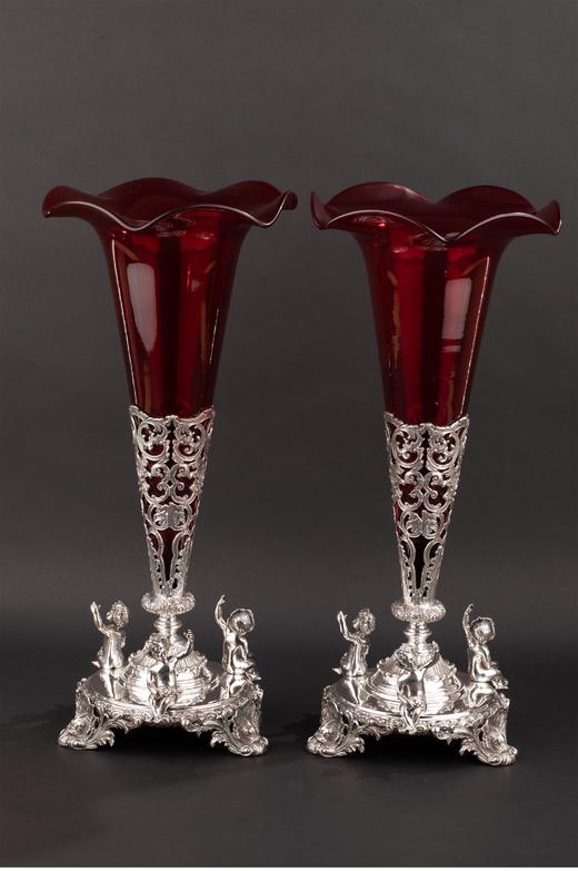 独角鹿西洋古董1920-1930年代英国出品小天使主题镀银精雕镶嵌暗红玻璃花瓶一对 商品图0