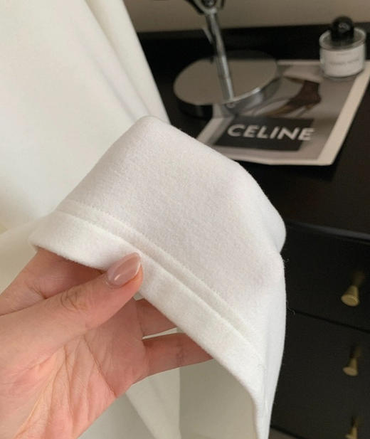 老米优品🎈3-5天。暖乎乎裹着暖意~《双面绒宽松煤球脸打底tee》温暖和显瘦它都有！宽松长度藏住臀腿肉肉， 内搭外穿都能打 T251201B 商品图4