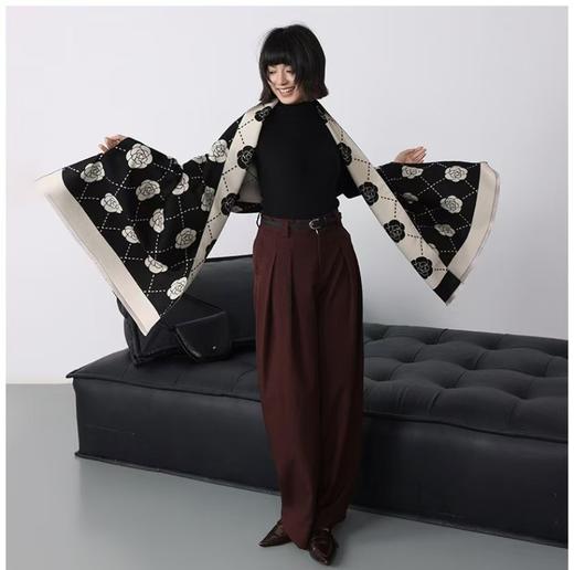 🔥秋冬热卖款大围巾【轻奢精仿羊绒围巾披肩】拯救衣柜里所有大衣的百搭围巾😍 ✅ 超大围巾，可披可围，还可以当毯子，简约大气！ 😱奢侈品级别的大披肩 ，搭配大衣毛衣高级感十足~👏 商品图9