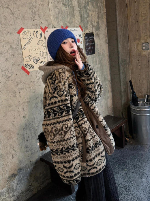 复古氛围感毛绒绒圆领夹棉外套 商品图2