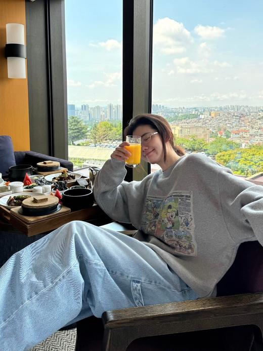 一店k （降温大福利！420g加绒加厚！）美式复古小小拿捏住了🏉！画报迪士尼米奇经典古早味太浓了！搭配基础黑灰色系底色氛围感拉满！宽松廓形报纸印花加绒圆领卫衣 商品图4