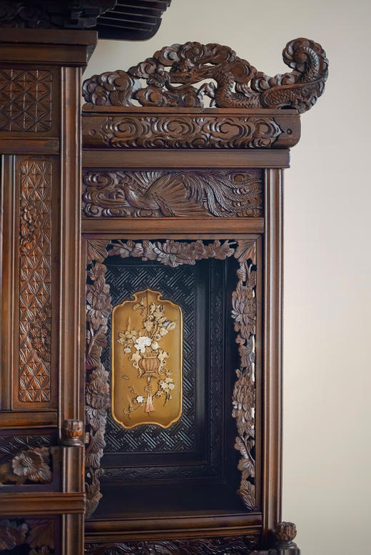 独角鹿西洋古董1880年代日本明治时期出品祥云龙凤纹硬木精雕装饰东方花鸟主题金漆莳绘及芝山镶嵌大型多宝阁 商品图4