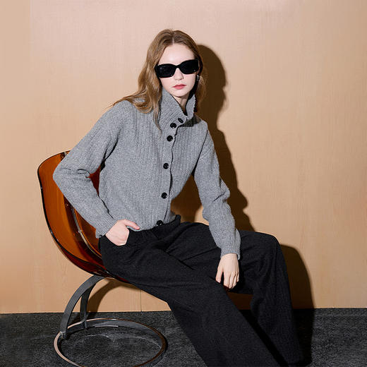 西遇白色毛衣外套女冬季新款设计感文艺休闲立领针织开衫SS051900 商品图3