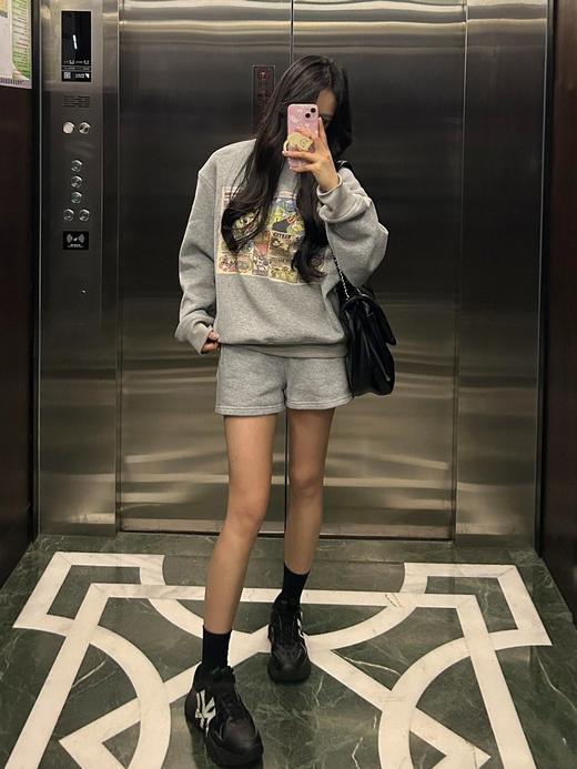 一店k （降温大福利！420g加绒加厚！）美式复古小小拿捏住了🏉！画报迪士尼米奇经典古早味太浓了！搭配基础黑灰色系底色氛围感拉满！宽松廓形报纸印花加绒圆领卫衣 商品图12