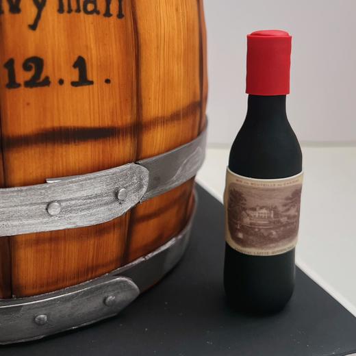 【甜久荟 爱酒人士~翻糖酒桶巧克力蛋糕】没有人不爱巧克力系列 巧克力蛋糕胚 巧克力奶油 配上咖啡或红酒或茶都相得益彰 纯动物鲜奶蛋糕 天然可可  不齁不腻惊艳 蛋糕上可定制名字缩写与生日数字 商品图7