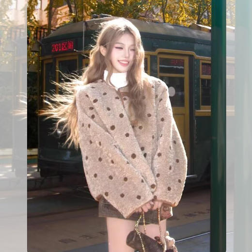 西遇双面穿仿羊羔毛外套女2025年冬季新款短款牛角扣厚毛绒上衣SS051911 商品图2