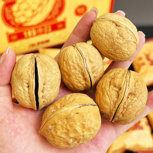 【阿康】185蛋壳核桃礼盒（草本味/甘草味） 一捏就爆的新疆纸皮核桃 减盐减糖 好吃不腻 商品图5