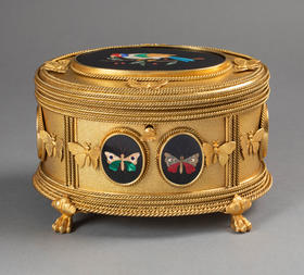 独角鹿西洋古董19世纪法国著名工坊TAHAN PARIS签名出品绳纹铜鎏金精雕装饰鹦鹉蝴蝶主题彩色硬石镶嵌珍宝盒