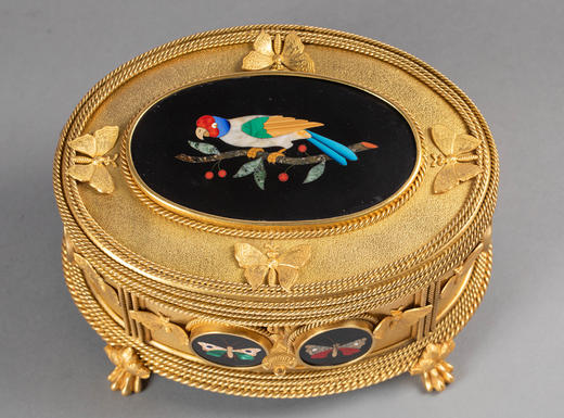 独角鹿西洋古董19世纪法国著名工坊TAHAN PARIS签名出品绳纹铜鎏金精雕装饰鹦鹉蝴蝶主题彩色硬石镶嵌珍宝盒 商品图5