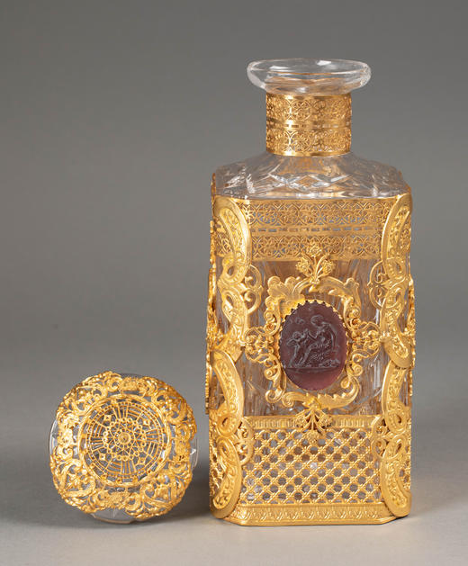 独角鹿西洋古董19世纪末法国出品古典卷叶纹铜鎏金精雕镶嵌女神与小天使主题卡梅奥装饰水晶烈酒瓶 商品图2