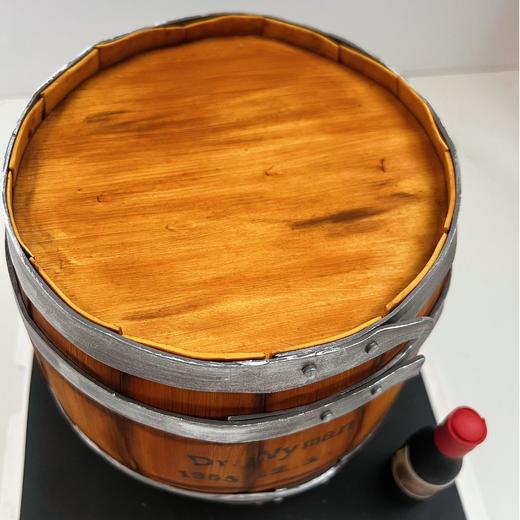 【甜久荟 爱酒人士~翻糖酒桶巧克力蛋糕】没有人不爱巧克力系列 巧克力蛋糕胚 巧克力奶油 配上咖啡或红酒或茶都相得益彰 纯动物鲜奶蛋糕 天然可可  不齁不腻惊艳 蛋糕上可定制名字缩写与生日数字 商品图2