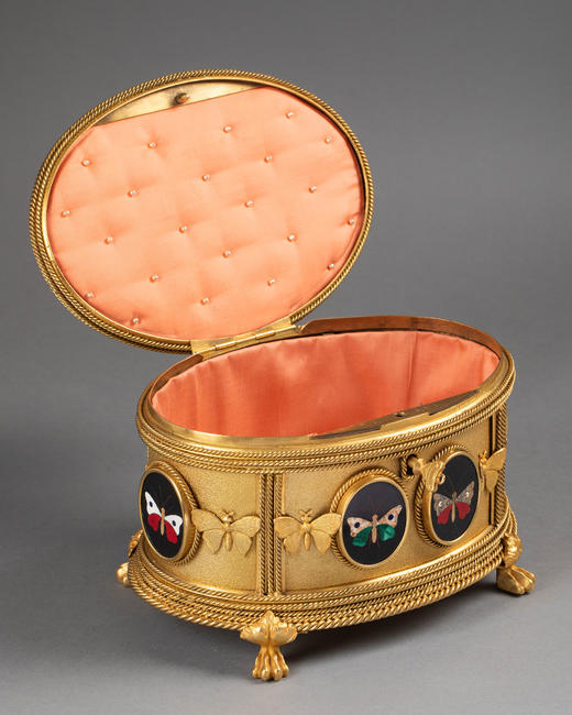 独角鹿西洋古董19世纪法国著名工坊TAHAN PARIS签名出品绳纹铜鎏金精雕装饰鹦鹉蝴蝶主题彩色硬石镶嵌珍宝盒 商品图4