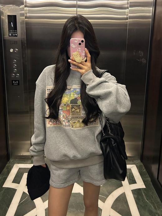 一店k （降温大福利！420g加绒加厚！）美式复古小小拿捏住了🏉！画报迪士尼米奇经典古早味太浓了！搭配基础黑灰色系底色氛围感拉满！宽松廓形报纸印花加绒圆领卫衣 商品图11