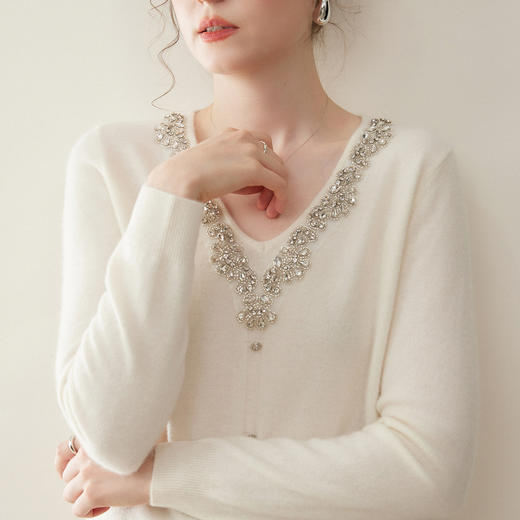 「自」全新升级【铂金会员422/天猫569/差价147】(23147)洛诗琳重工镶钻羊绒上衣2025秋冬气质V领显瘦针织毛衣女 商品图1