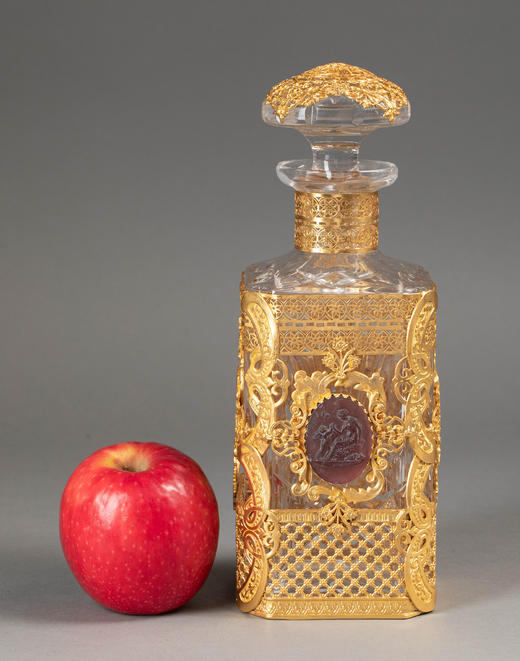 独角鹿西洋古董19世纪末法国出品古典卷叶纹铜鎏金精雕镶嵌女神与小天使主题卡梅奥装饰水晶烈酒瓶 商品图1