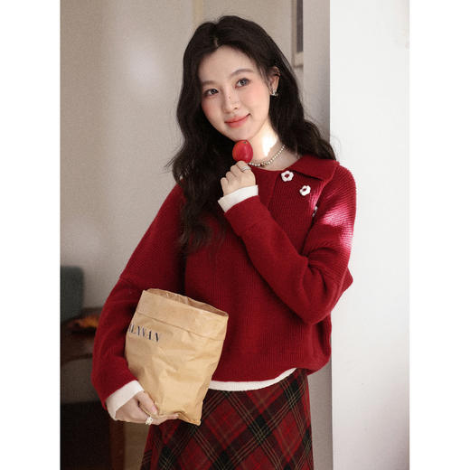 鹿向南「心动降临」冬季气质上衣女设计感时尚不规则斜领红色毛衣 商品图1