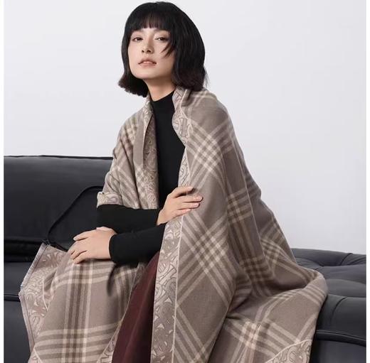 🔥秋冬热卖款大围巾【轻奢精仿羊绒围巾披肩】拯救衣柜里所有大衣的百搭围巾😍 ✅ 超大围巾，可披可围，还可以当毯子，简约大气！ 😱奢侈品级别的大披肩 ，搭配大衣毛衣高级感十足~👏 商品图8