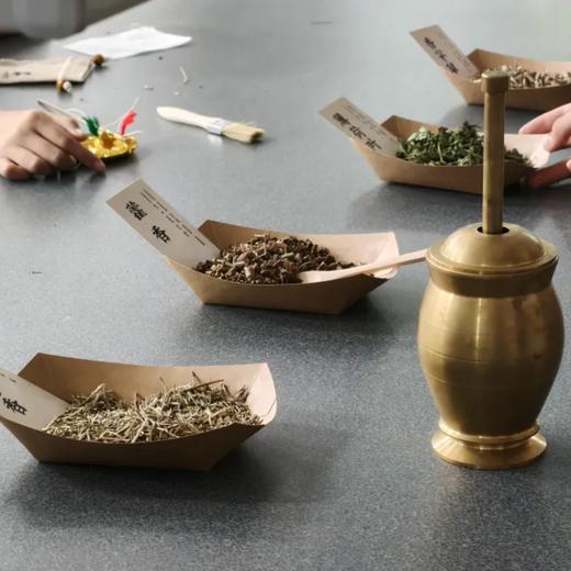 【定制】 广东药科大研学1日 | 跳出课本！在这趟校园研学中解锁「本草探秘」：亲手做香囊、识千年药材，还能和学长聊大学专业！ 商品图1