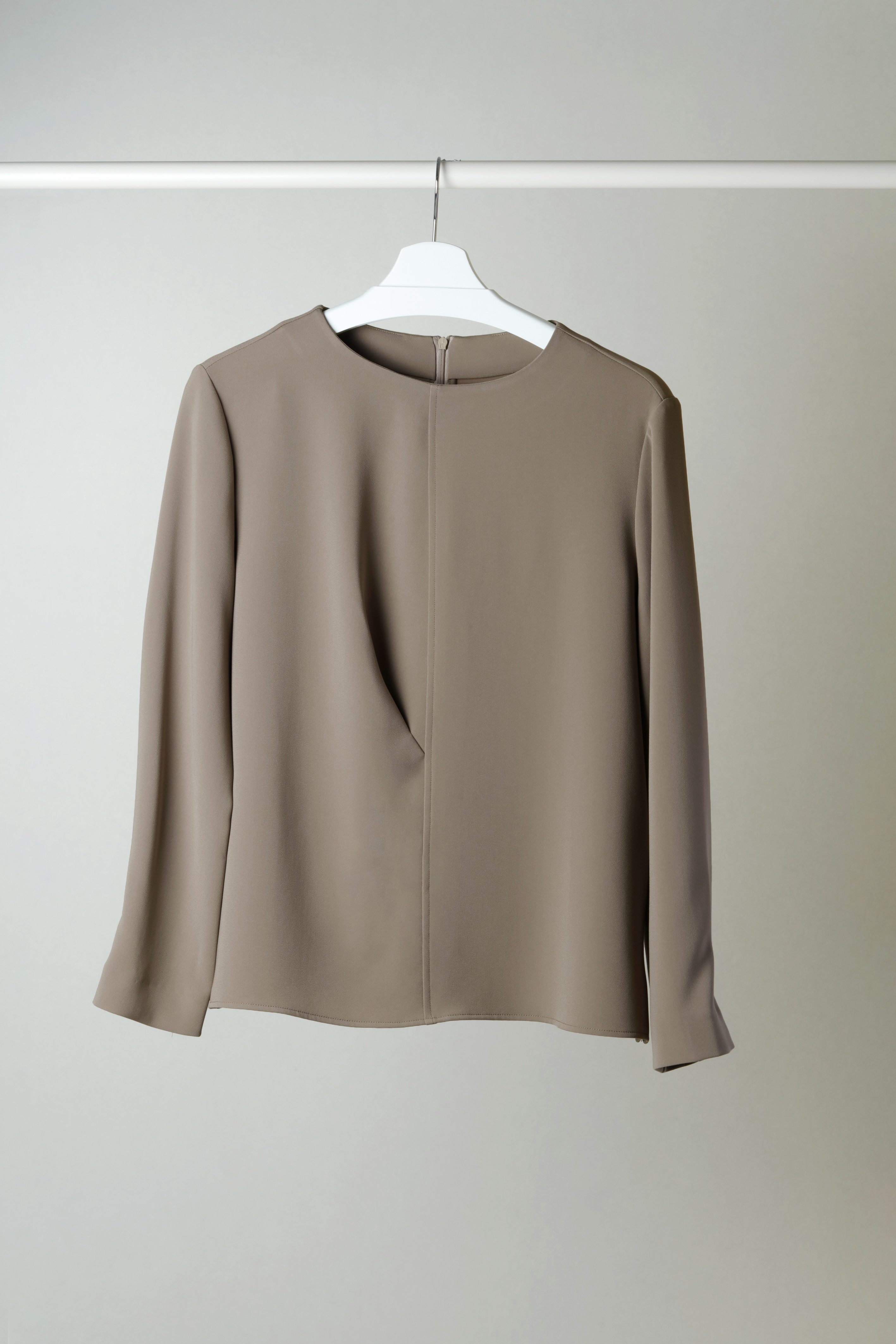 极简诧寂风醋酸圆领单侧抓褶衬衫