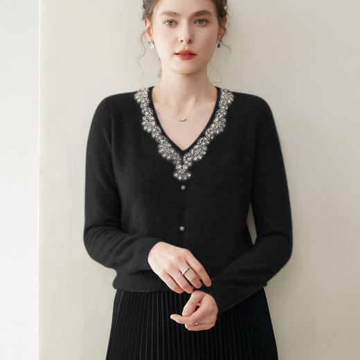 「自」全新升级【铂金会员422/天猫569/差价147】(23147)洛诗琳重工镶钻羊绒上衣2025秋冬气质V领显瘦针织毛衣女 商品图4