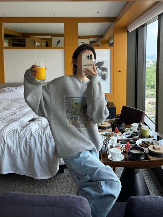 一店k （降温大福利！420g加绒加厚！）美式复古小小拿捏住了🏉！画报迪士尼米奇经典古早味太浓了！搭配基础黑灰色系底色氛围感拉满！宽松廓形报纸印花加绒圆领卫衣 商品图6