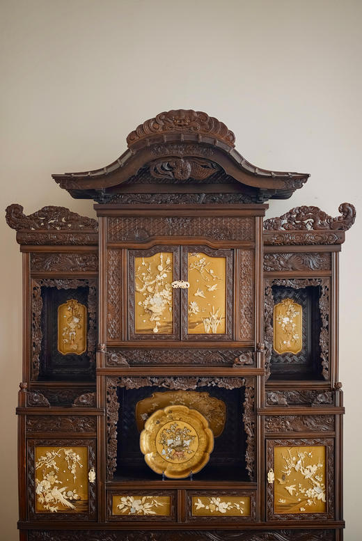 独角鹿西洋古董1880年代日本明治时期出品祥云龙凤纹硬木精雕装饰东方花鸟主题金漆莳绘及芝山镶嵌大型多宝阁 商品图1