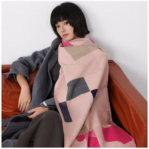 🔥秋冬热卖款大围巾【轻奢精仿羊绒围巾披肩】拯救衣柜里所有大衣的百搭围巾😍 ✅ 超大围巾，可披可围，还可以当毯子，简约大气！ 😱奢侈品级别的大披肩 ，搭配大衣毛衣高级感十足~👏 商品图5