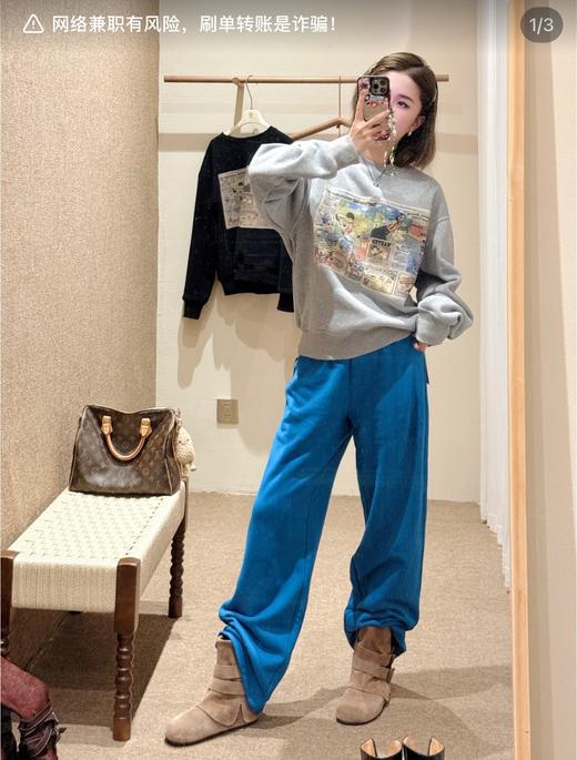 一店k （降温大福利！420g加绒加厚！）美式复古小小拿捏住了🏉！画报迪士尼米奇经典古早味太浓了！搭配基础黑灰色系底色氛围感拉满！宽松廓形报纸印花加绒圆领卫衣 商品图2