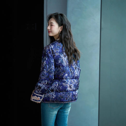 丁摩 复古青花瓷印花鹅绒羽绒服冬重工钉珠刺绣短款保暖外套5ZF-76071 商品图3