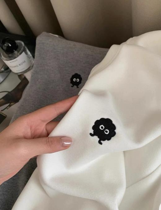 老米优品🎈3-5天。暖乎乎裹着暖意~《双面绒宽松煤球脸打底tee》温暖和显瘦它都有！宽松长度藏住臀腿肉肉， 内搭外穿都能打 T251201B 商品图9