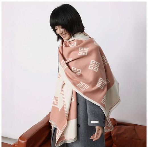 🔥秋冬热卖款大围巾【轻奢精仿羊绒围巾披肩】拯救衣柜里所有大衣的百搭围巾😍 ✅ 超大围巾，可披可围，还可以当毯子，简约大气！ 😱奢侈品级别的大披肩 ，搭配大衣毛衣高级感十足~👏 商品图1