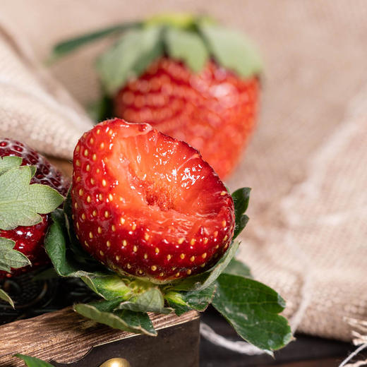 【排单发货】有机草莓丨多品种，红草莓香气浓郁，黑草莓甘甜爽口，粉草莓小清新，叶子较大，介意慎拍，⭐️京东空运 商品图2