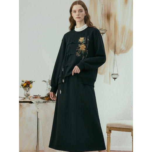 两三事梵高文艺空山梵境2025冬新款绣花盘扣装饰两件套女时尚套装 商品图2